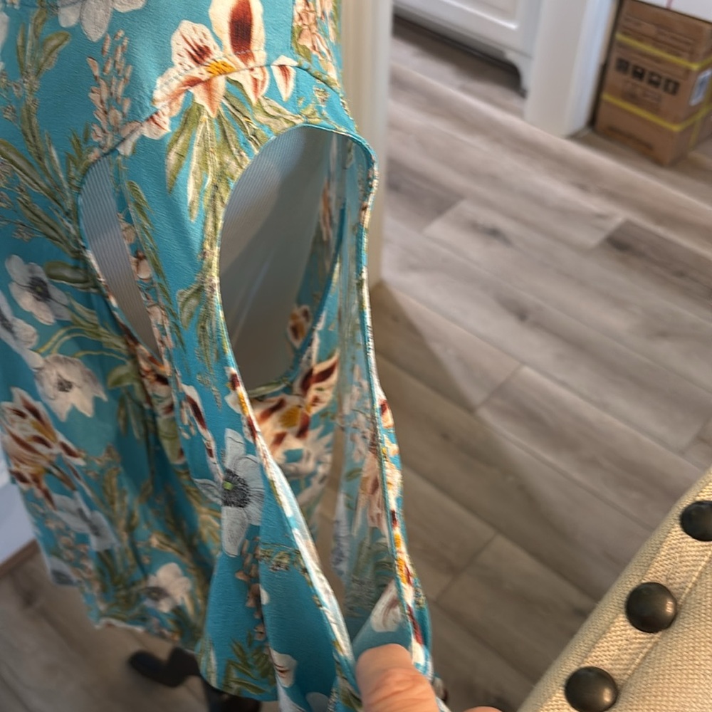 Karen Kane floral Blue and White Blouse with cold shoulder butterfly sleeves - Picture 5 of 10